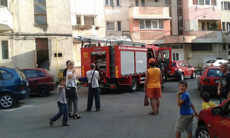 Bloc în flăcări la Carei. 45 de persoane evacuate de pompierii careieni