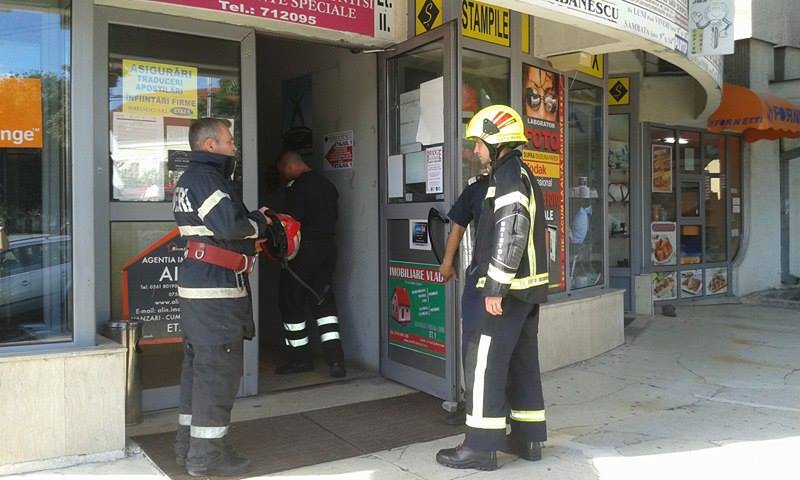 Persoană BLOCATĂ în CASA de MODĂ. Pompierii au INTERVENIT (FOTO)