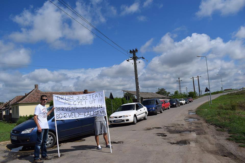 Românii, șvabii și maghiarii PROTESTEAZĂ împotriva drumurilor CATASTROFALE din vestul județului (FOTO&VIDEO)