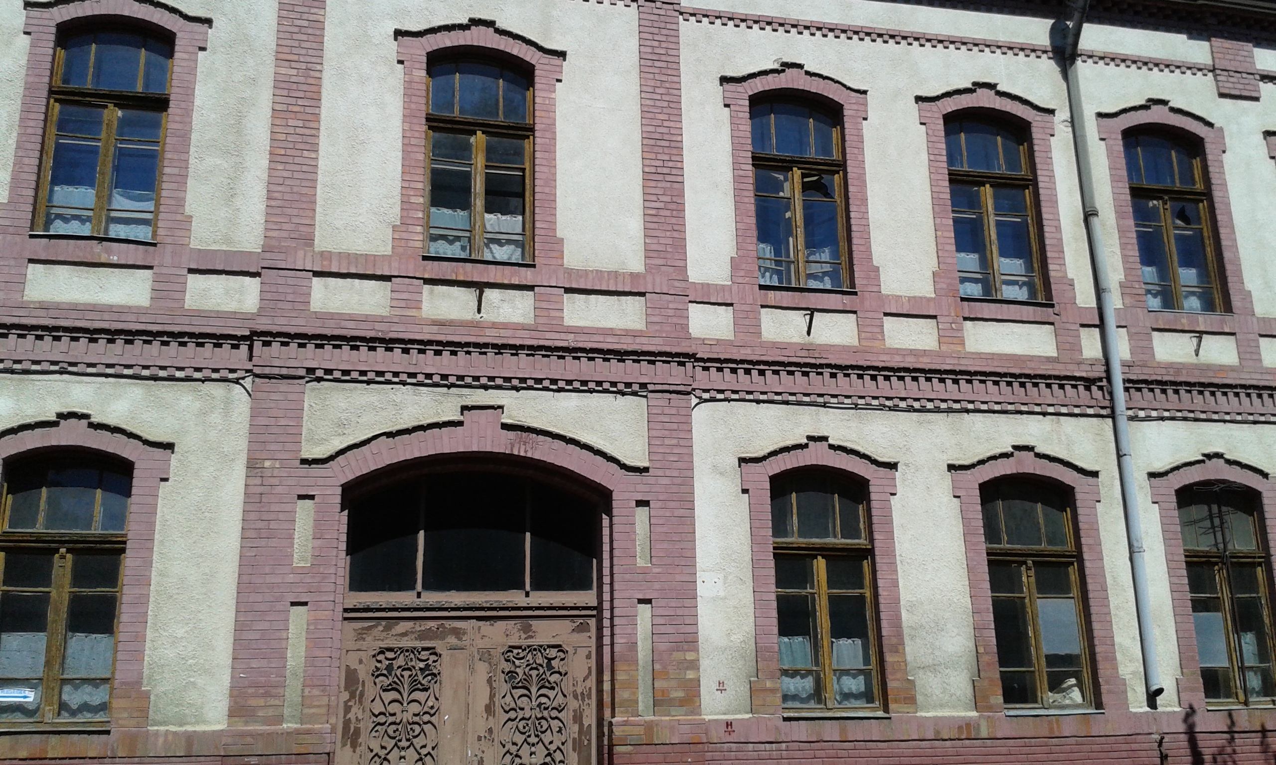 REVOLTĂTOR! Cum DISTRUGE politicul o clădire în municipiul Satu Mare (FOTOGALERIE)