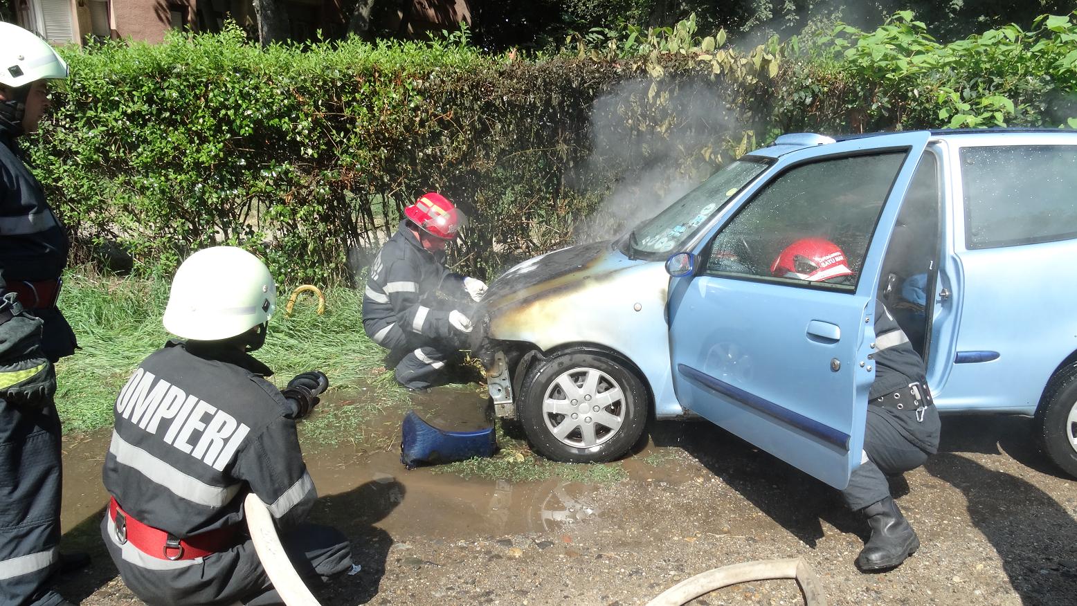 O mașină a luat FOC în CENTRUL municipiului Satu Mare (FOTOGALERIE)