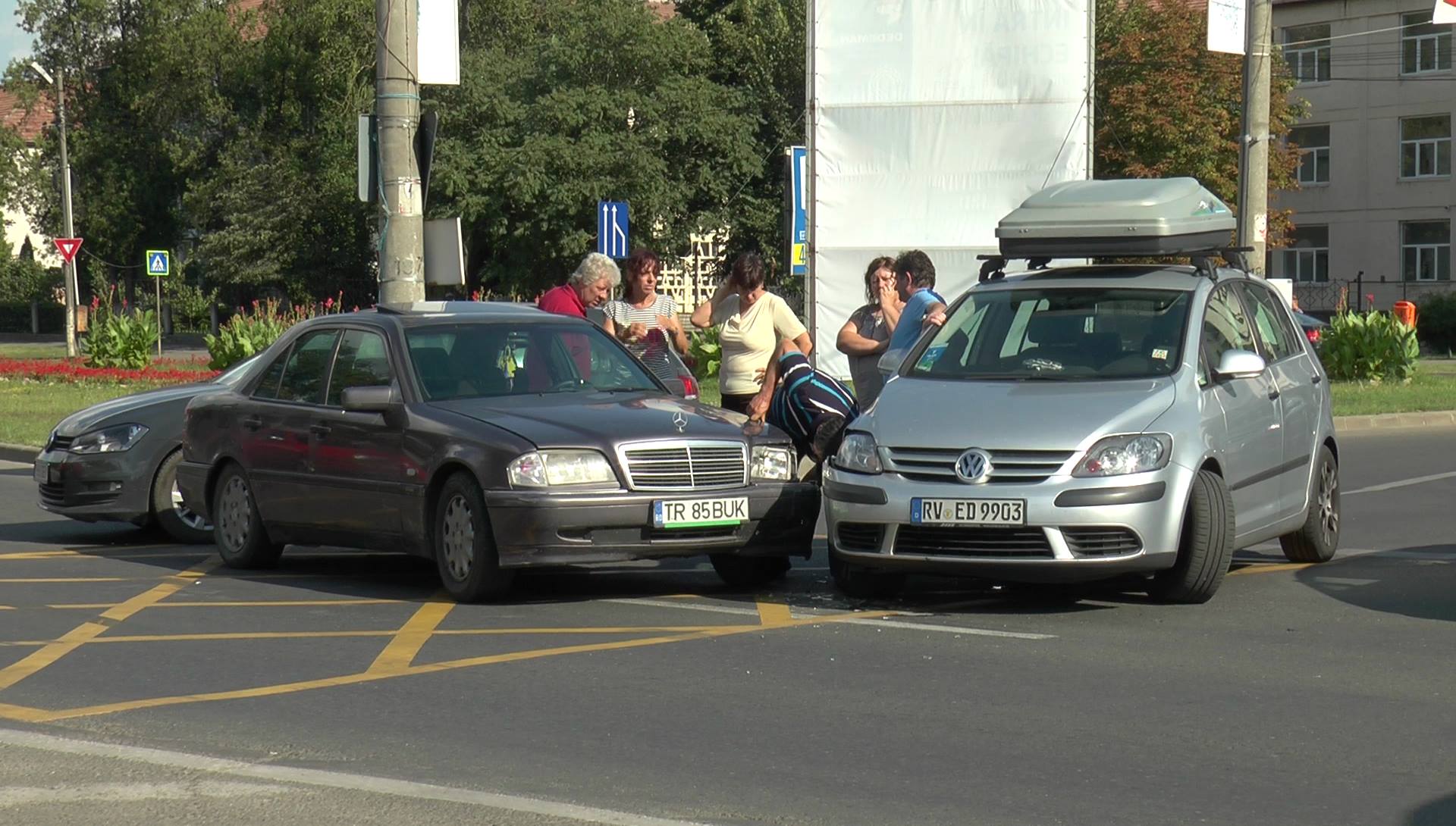 Accident rutier în centrul Sătmarului. Păgubiții s-au pus la TAIFAS în MIJLOCUL drumului (FOTO)