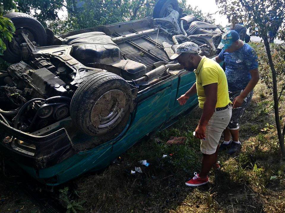 Accident rutier cu MULTIPLE victime pe DN 19! Un MICROBUZ s-a RĂSTURNAT în şanţ (FOTO)