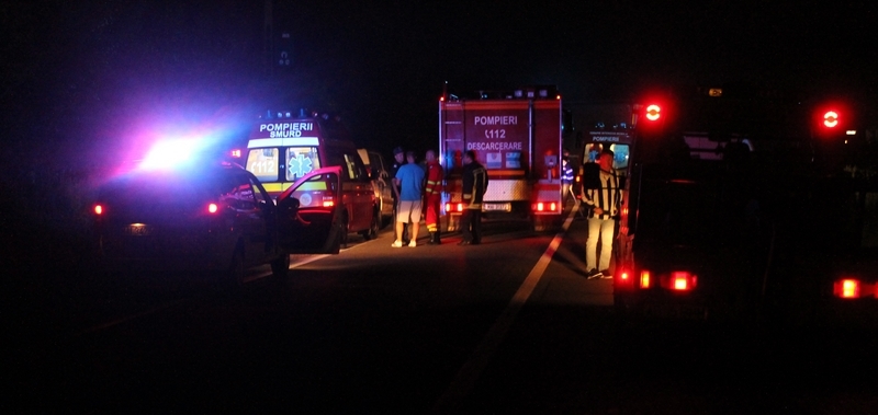 Accident rutier cu DOUĂ victime. Un puștan din Satu Mare a intrat cu mașina într-un parapet