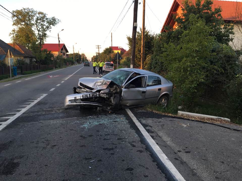 Coliziune frontală între două mașini. O persoană a ajuns la Urgențe