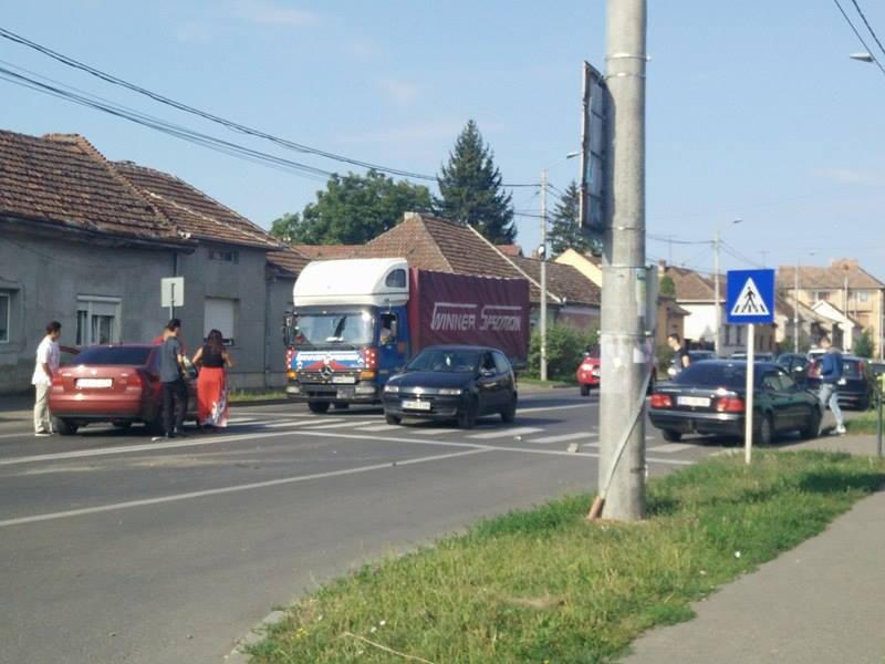 Accident rutier și VIOLENȚĂ în Satu Mare! Un șofer a luat la PALME un puștan în trafic! (FOTO&VIDEO)