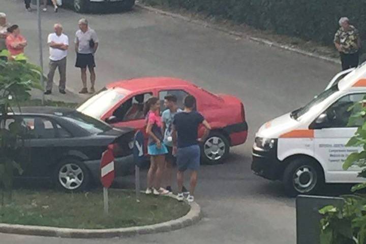 Accident rutier lângă Spitalul Județean Satu Mare! Mașină scoasă în decor! (FOTOGALERIE)