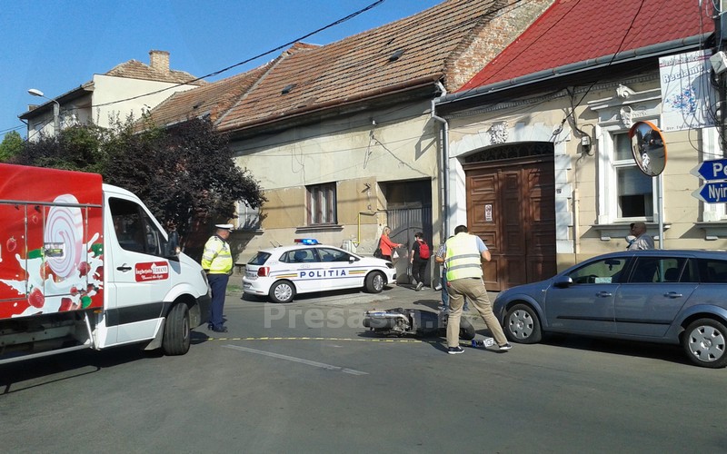 Accident RUTIER în CENTRUL Sătmarului! Motociclist luat în PLIN (FOTOGALERIE)