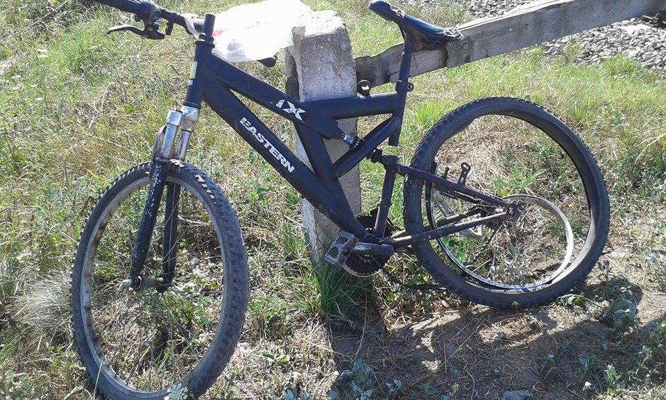 INCREDIBIL. Biciclist lăsat fără o mână de un tren, dar a pedalat mai departe