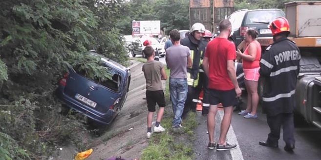 ACCIDENT produs de o SĂTMĂREANCĂ! MICROBUZ - cu CINCI sătmăreni la bord - proiectat într-un șanț! (FOTOGALERIE)