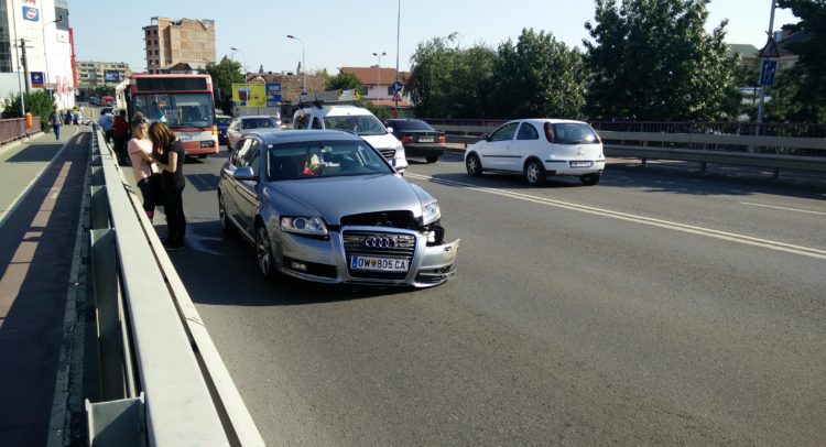 Accident pe Podul Golescu din Satu Mare. O femeie a INTRAT cu mașina într-un AUTOBUZ (FOTO)