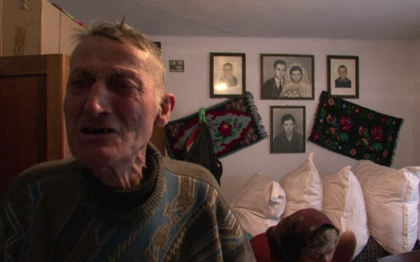 Ce tupeu! Trei minori au intrat peste un bătrân și l-au bătut crunt