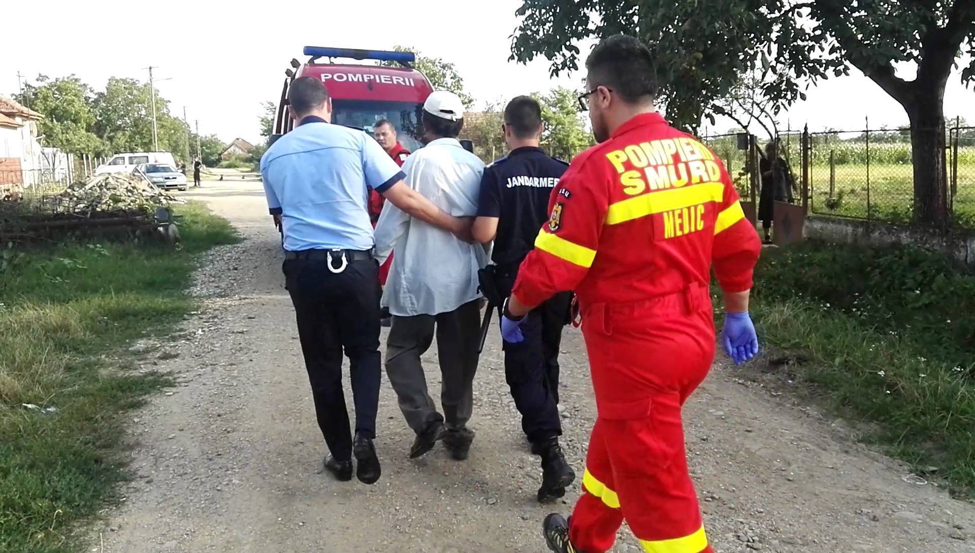 (FOTO&VIDEO) Pompierii, AMENINȚAȚI cu CUȚITUL! Un sătmărean a dat foc la CASĂ și nu a lăsat pompierii să stingă focul!