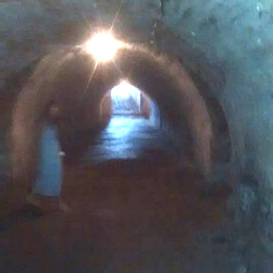 ÎNFIORĂTOR! SILUETĂ umană fotografiată în subsolurile Cetății Ardud! Oamenii spun că e o FANTOMĂ