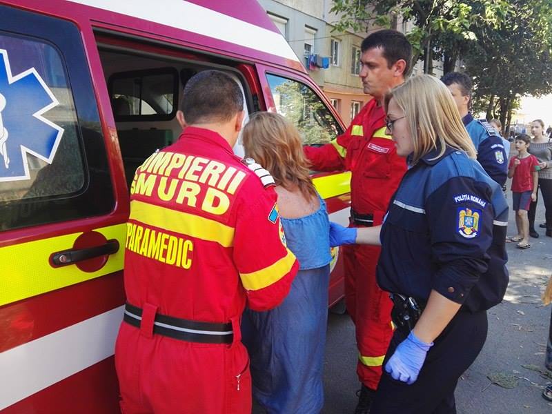 Sătmăreancă strânsă de gât, pe stradă, de față cu copilul de cinci ani