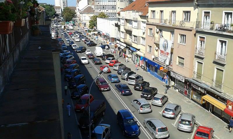 Trafic INFERNAL în CENTRUL Sătmarului! AMBUTEIAJE, claxoane și mulți nervi! (FOTO&VIDEO)