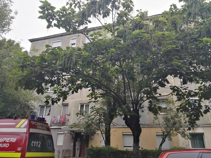 O sătmăreancă și-a BLOCAT soțul afară din apartament! Bărbatul a chemat pompierii!