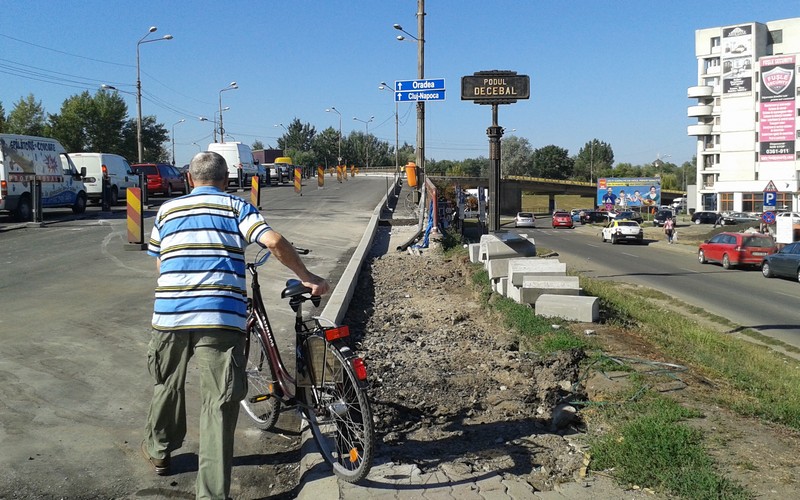 Poftiți la ACCIDENTE pe Podul Decebal! Trotuare PERICOL PUBLIC! (FOTOGALERIE)