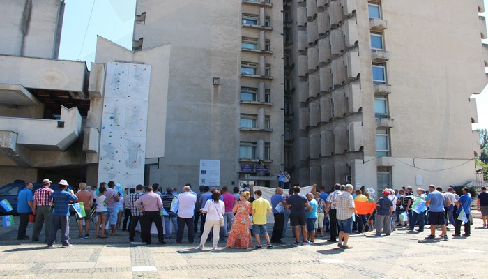 Sunt anunțate noi proteste. Primul pas, pichetarea autorităților locale