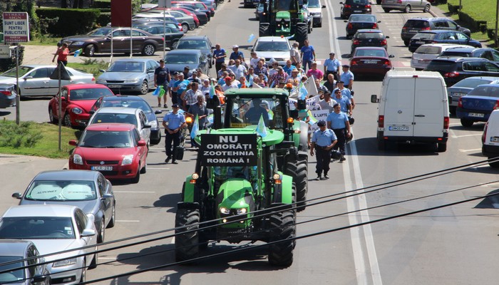 Fermierii ies în stradă! Protest cu tractoare pe străzile municipiului Satu Mare