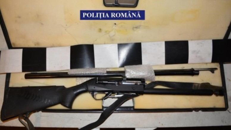 ACȚIUNE! Sătmărean prins cu o PUȘCĂ încărcată asupra sa!