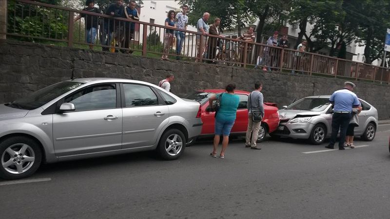 Accident rutier în LANȚ în municipiul Satu Mare! TREI mașini implicate și răniți (FOTOGALERIE)