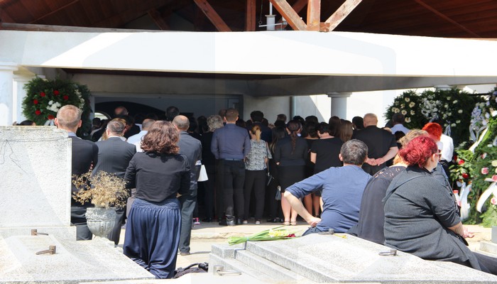 SUTE de persoane au condus-o pe ultimul drum pe Alexandra Saška Sotirov (FOTOGALERIE)