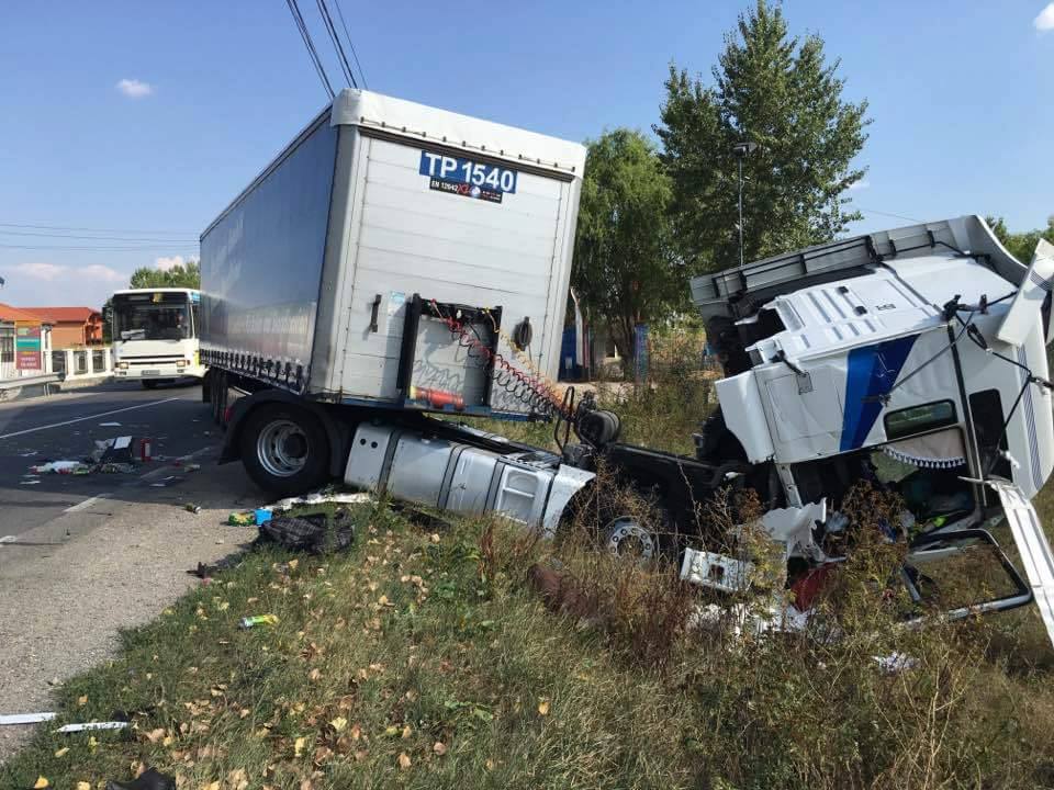 Accident rutier cu VICTIMĂ. Cabina unui TIR a fost făcut praf și pulbere (FOTOGALERIE)