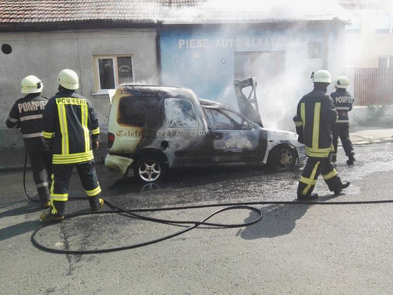 O mașină a luat FOC în municipiul Satu Mare. S-a făcut SCRUM (FOTOGALERIE)