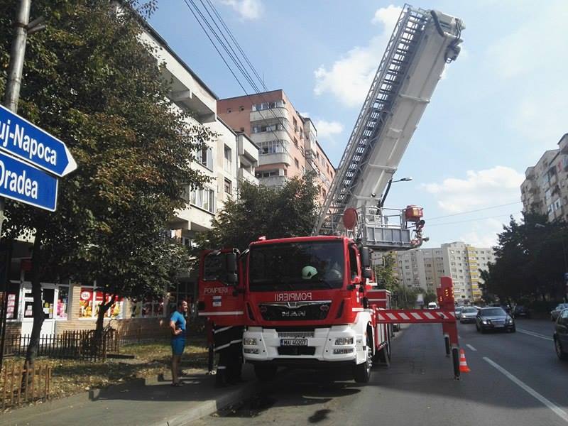 Pietoni în PERICOL! S-a desprins TENCUIALA de pe un BLOC din Satu Mare (FOTO&VIDEO)