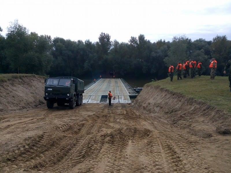 VIDEO. Armata ar putea face poduri temporare în Satu Mare. La Alba Iulia s-a putut!