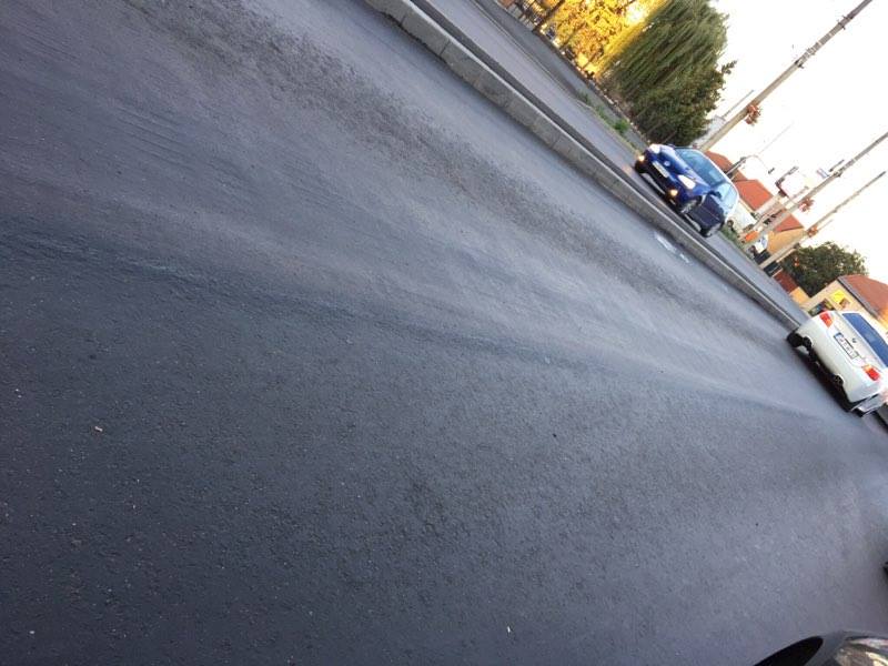 Proaspăt REABILITAT, recent DEGRADAT. O porțiune din Drumul Careiului a cedat (FOTOGALERIE)