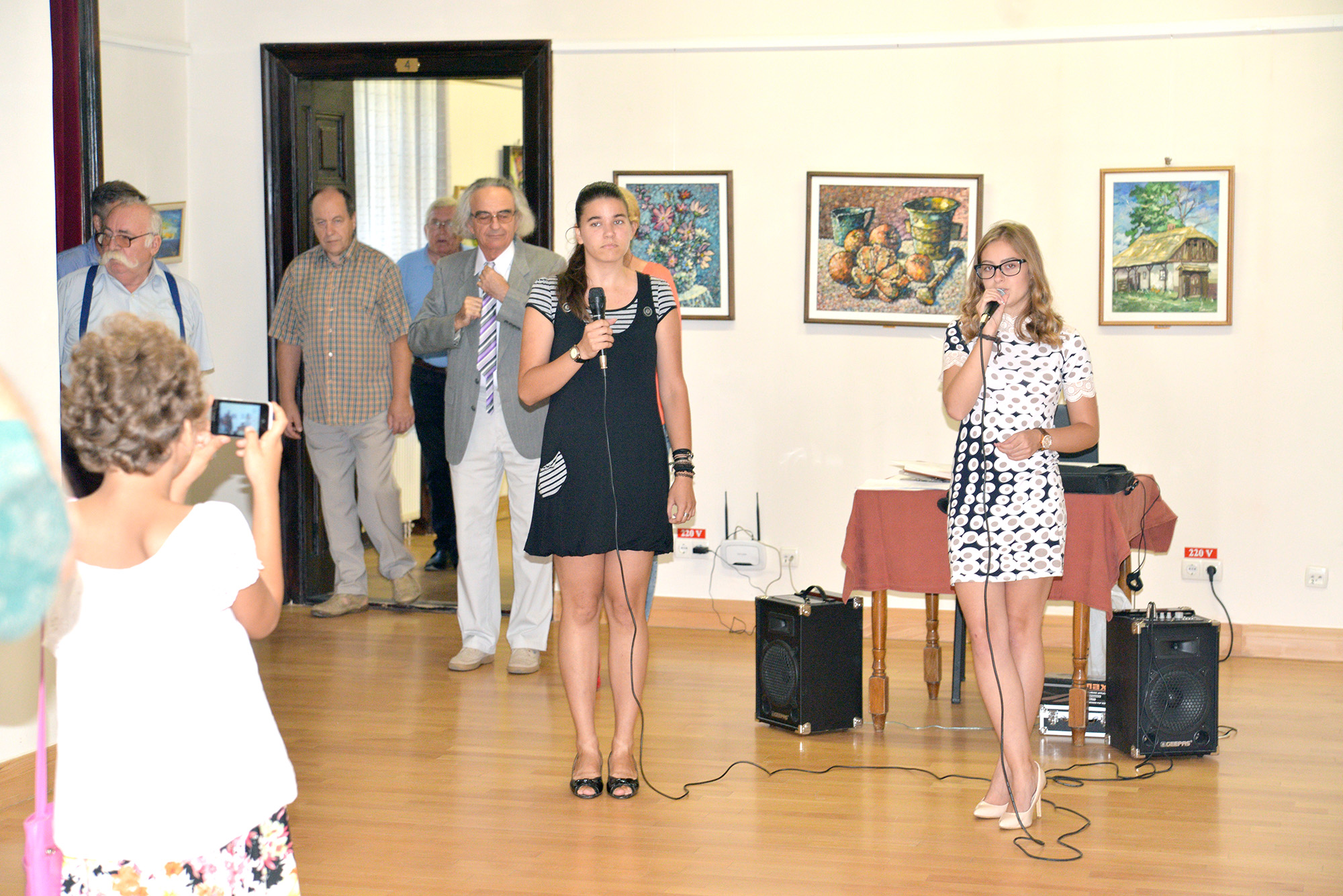 Artiștii plastici sătmăreni au expus la Carei. Castelul Karolyi, gazda evenimentului