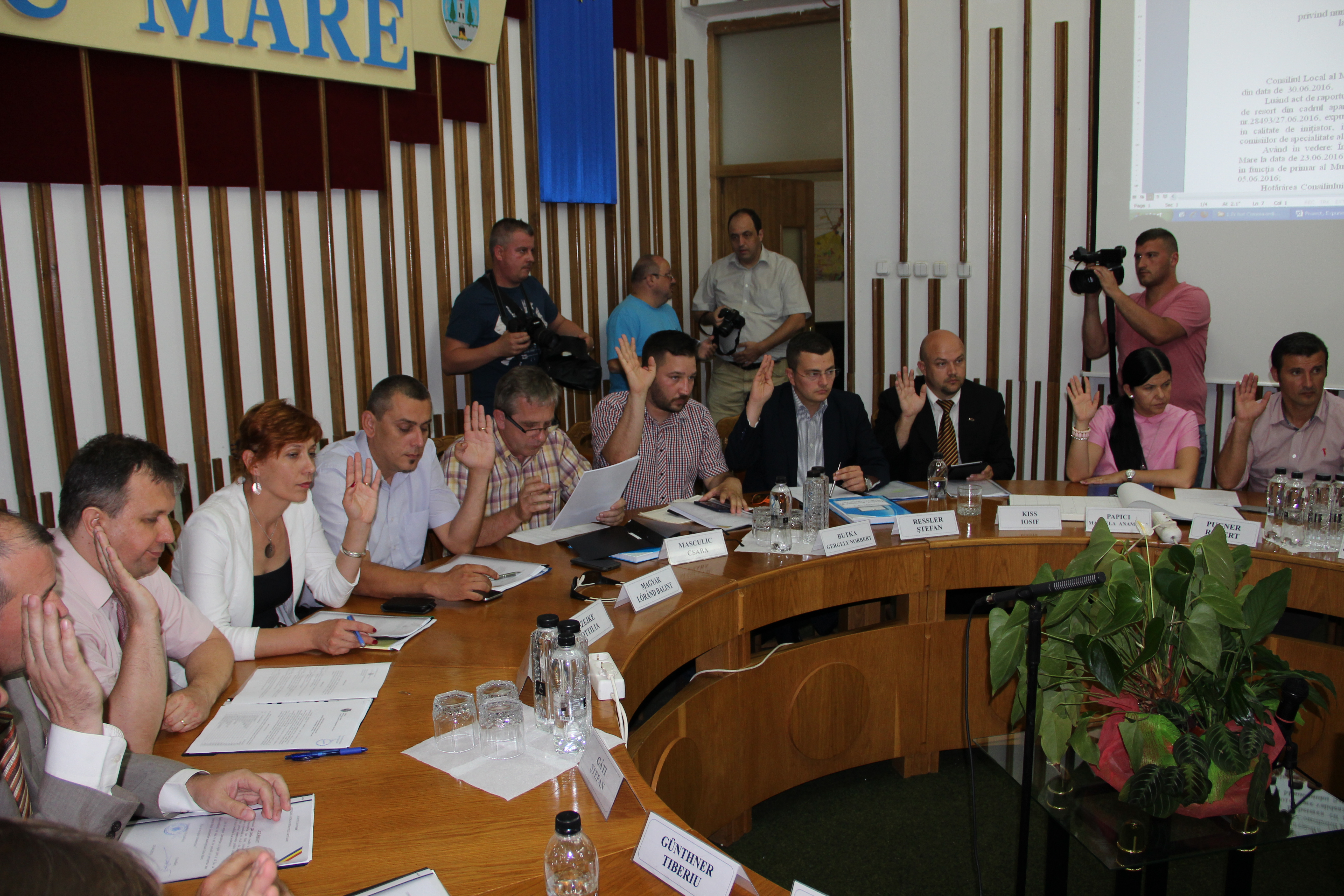 Somnul minții! Consilier local din Satu Mare, OPRIT de un polițist local să intre la ședință!