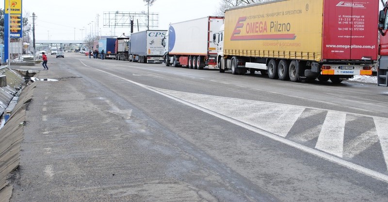 Cozi KILOMETRICE de TIR-uri în Vama Petea! Polițiștii dau VINA pe infrastructură