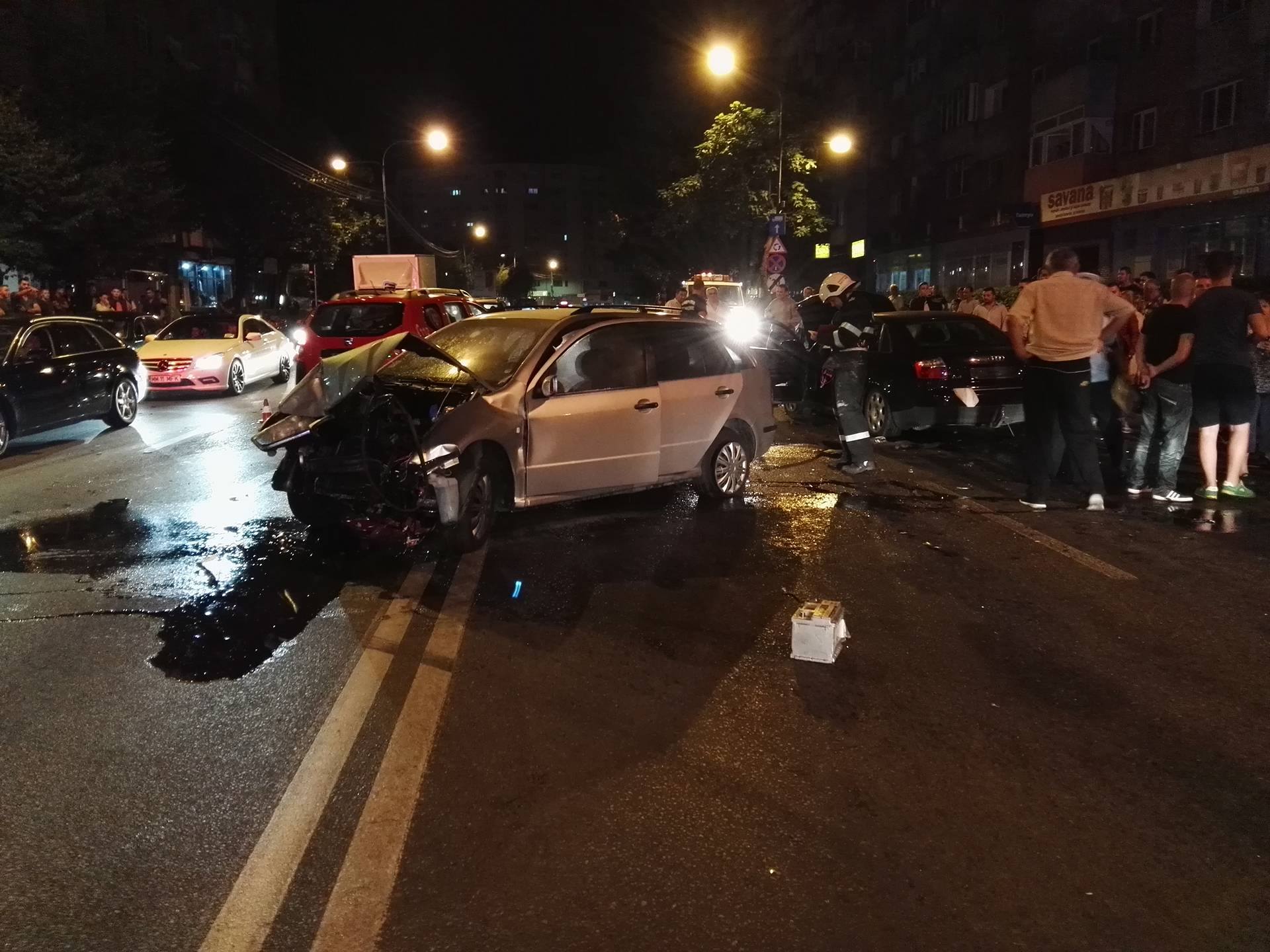 Un autoturism a luat foc în fața magazinului Billa. Șoferii au intervenit cu extinctoarele de mașină