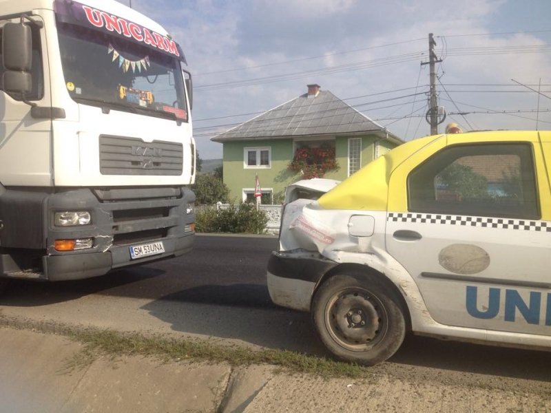 Accident rutier. Un sătmărean a intrat cu TIR-ul într-un taxi (FOTOGALERIE)