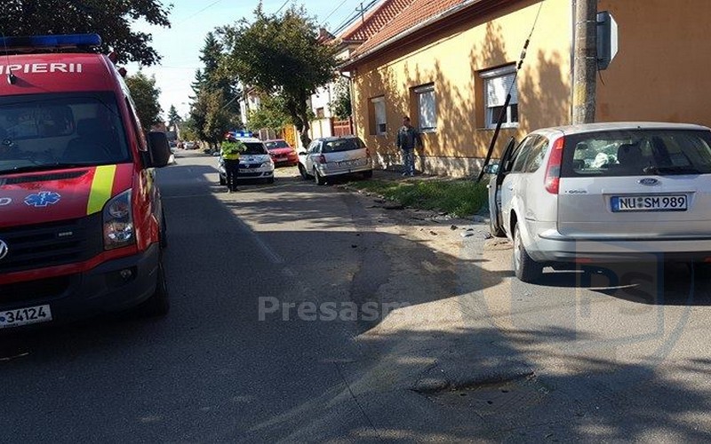 Accident în Satu Mare. Două mașini avariate, o femeie a ajuns la Urgențe