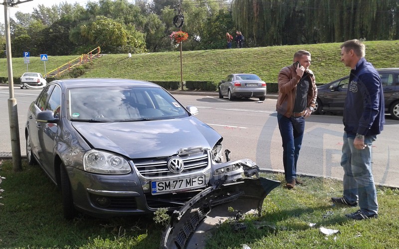 Accident DUR lângă Primăria Satu Mare! TREI mașini făcute ZOB (FOTOGALERIE)