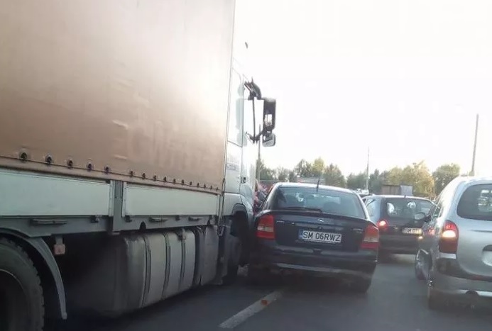 Un nou ACCIDENT în zona Podului Decebal! Încă o mașină LOVITĂ de un TIR în Satu Mare
