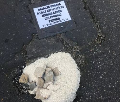 PROTEST inedit! Un sătmărean a ”PLOMBAT” o groapă din centrul Sătmarului (VIDEO)