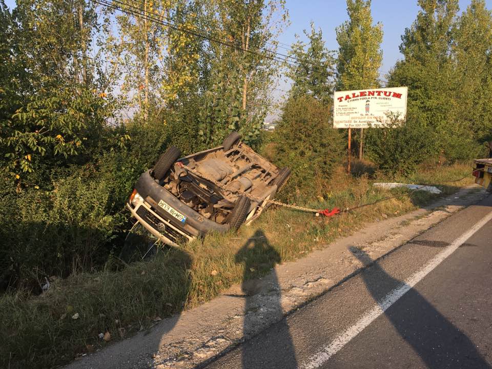 Microbuz RĂSTURNAT în municipiul Satu Mare! Impact EVITAT cu un TIR (FOTOGALERIE)