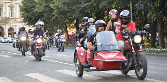 ALAI de nuntă cu ZECI de motociclete în Satu Mare. Motoare turate la maxim (VIDEO)