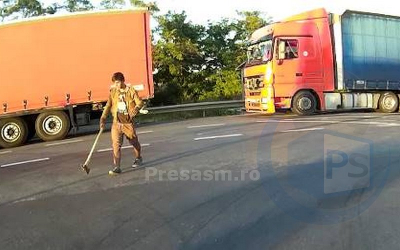 Cu TOPORUL printre MAȘINI! ZECI de indivizi AGASEAZĂ trecătorii în Vama Petea (FOTO&VIDEO)