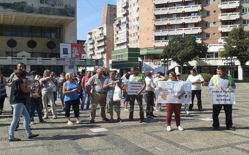 PREMIERĂ. PRIMUL protest împotriva stării CATASTROFALE a drumurilor din județ (FOTOGALERIE)