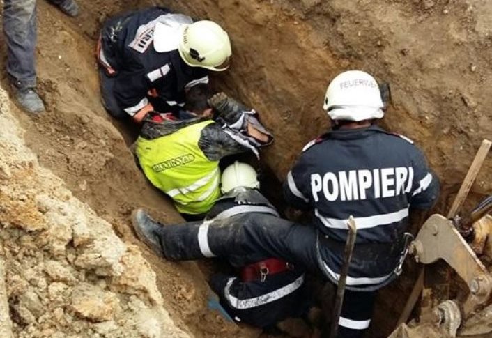Bărbat PRINS sub PĂMÂNT. S-a prăbușit marginea unui șant peste el (FOTOGALERIE)