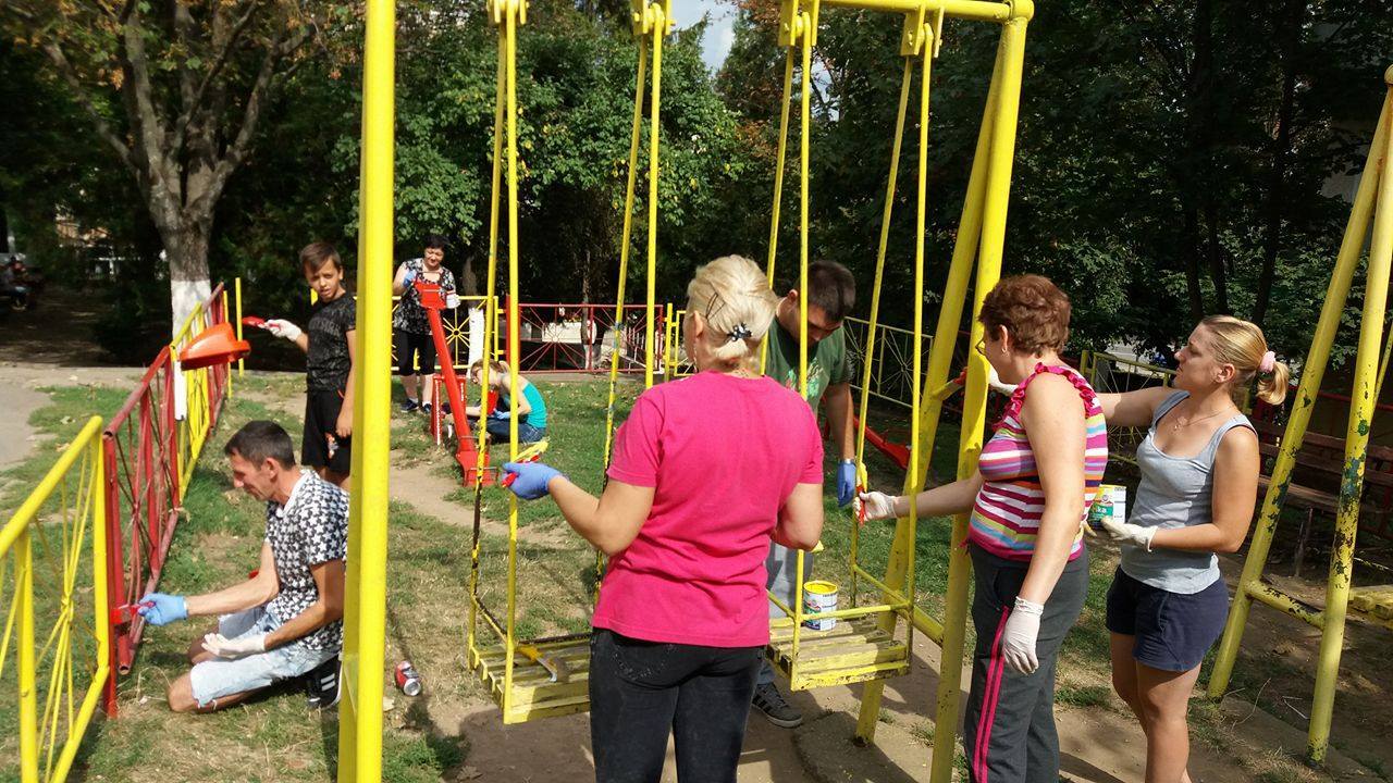 UNICAT! Orașul din județ în care primarii și voluntarii vopsesc garduri și întrețin parcuri (FOTOGALERIE)