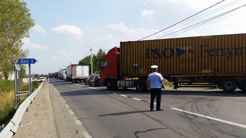 NEBUNIE. SUTE de TIR-uri au BLOCAT drumul spre Vama Petea. COZI kilometrice (FOTOGALERIE)