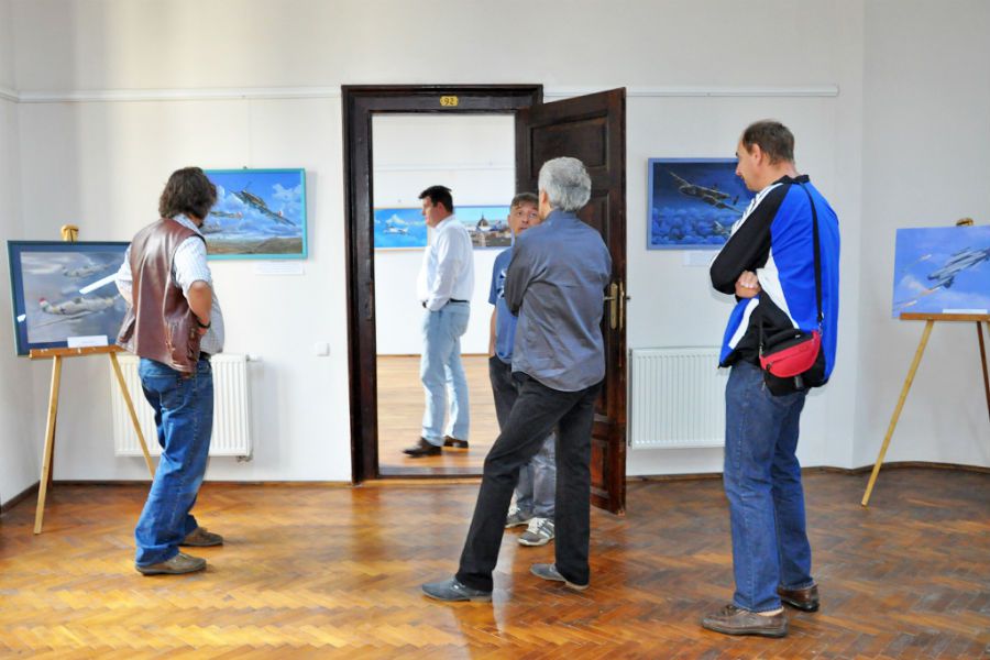 Expoziție de pictură și grafică aviatică realizată de artistul maghiar Vincze Ferenc