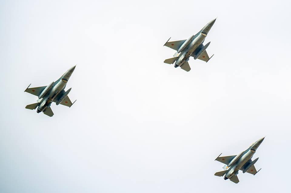 IMPRESIONANT! Avioane de vânătoare F16 și elicoptere de luptă PUMA la Carei (FOTOGALERIE)